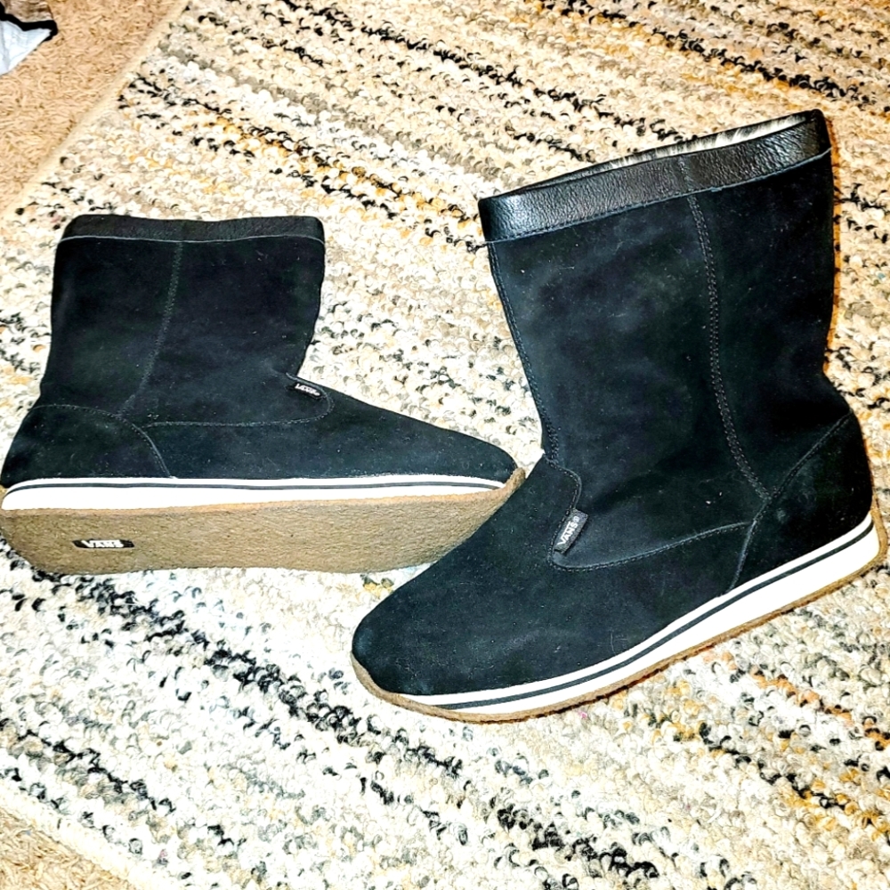 VANS Savanna Pull On Black Suede Faux Shearling Lined Outdoor Cozy Boots Sz 9.5
